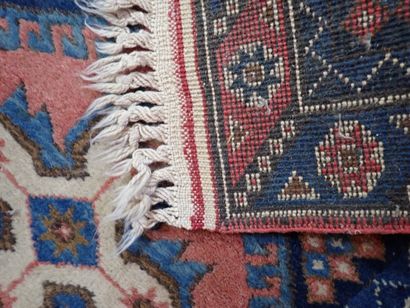 Petit tapis d'Orient en laine dans les tons...