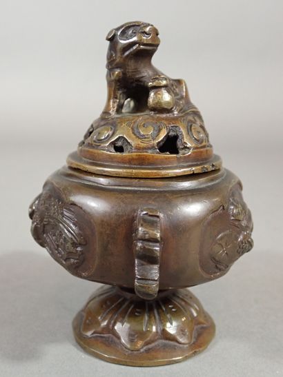 CHINE, Petit brule parfum en bronze patiné,...