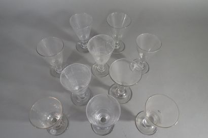Lot de 13 verres à pieds en verre reposant...
