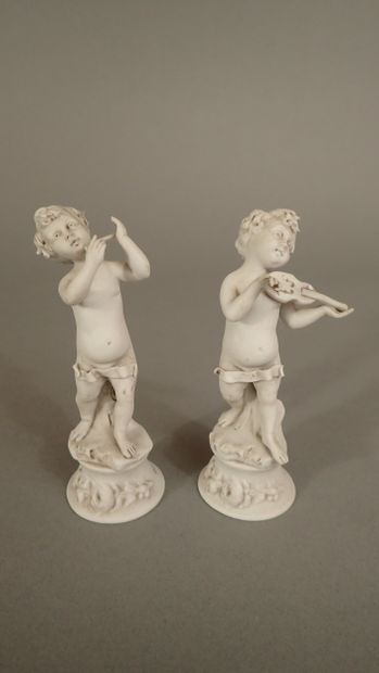 CAPODIMONTE, Paire de putti en biscuit jouant...