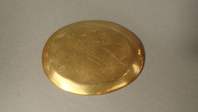 Petite coupelle oblongue en bronze à décor...