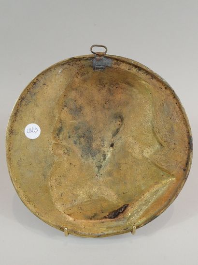 Médaille en fonte patinée dorée avec sa bélière...
