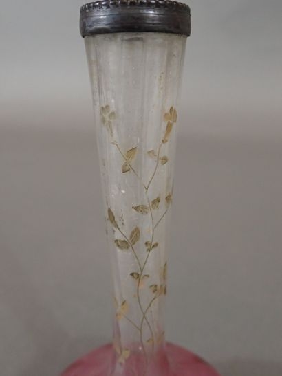 Vase en verre soliflore à décor gravé et...