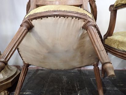 Paire de fauteuils cabriolet en bois mouluré...