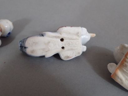 JAPON. Six sifflets en porcelaine d'Arita...