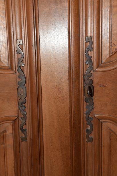 Armoire en noyer mouluré ouvrant à deux vantaux...