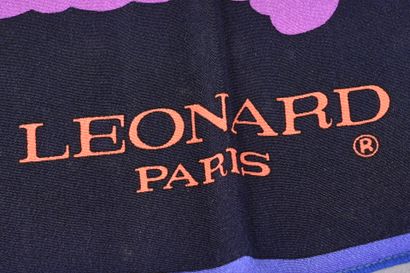 LEONARD Paris à Munich. Carré en soie à décor...