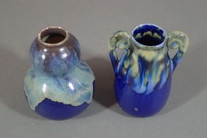 Ensemble comprenant deux vases en grès émaillé...
