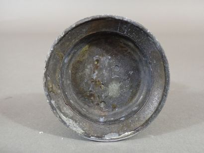 Petit régule patiné figurant un homme portant...