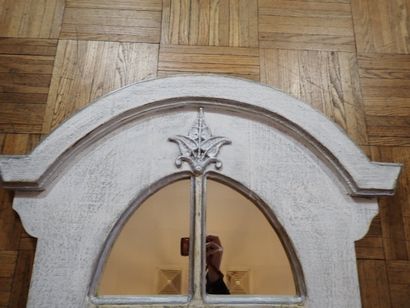 Miroir dans un cadre en forme de fenêtre...