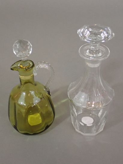 Ensemble de six carafes, carafons et burettes...