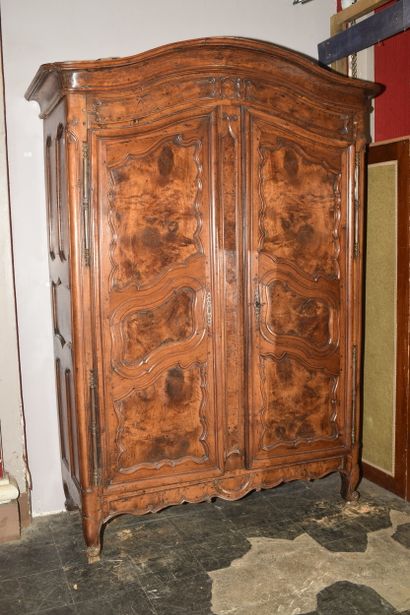 Belle armoire en noyer mouluré et sculpté...
