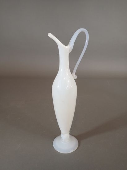 CRISTALLERIE DE SEVRES. Aiguière en opaline...