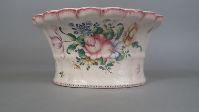 Bouquetière en faïence polychrome à décor...