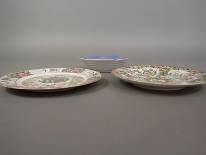 Ensemble de deux assiettes en porcelaine...