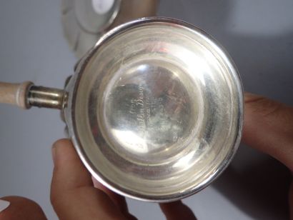Petit crémier en métal argenté à bords chantournés...