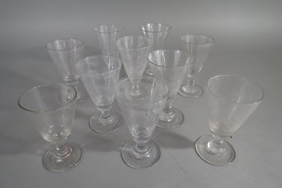 Lot de 13 verres à pieds en verre reposant...
