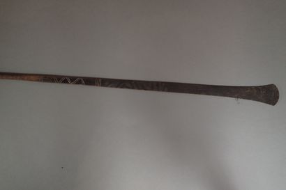 ***[ART AFRICAIN]
- Lance en métal ciselé,...
