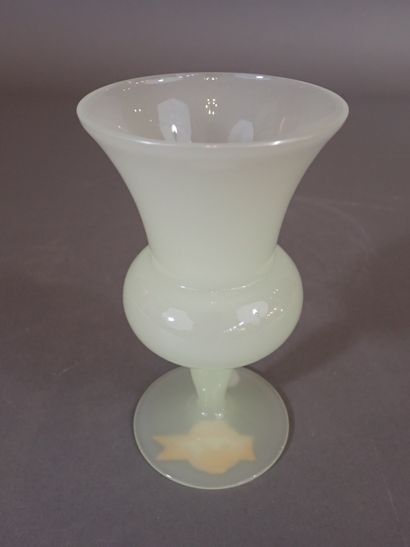 VNC - Opaline de Venise. Vase de forme Médicis...