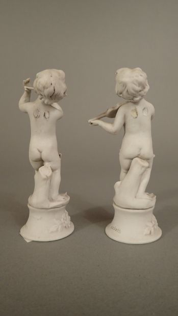 CAPODIMONTE, Paire de putti en biscuit jouant...
