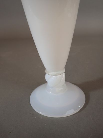 CRISTALLERIE DE SEVRES. Aiguière en opaline...