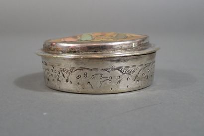 Boîte ronde en métal argenté, le couvercle...