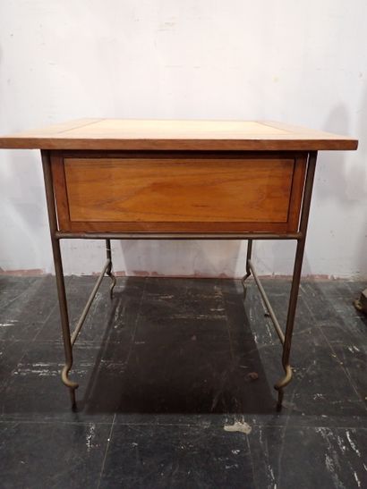 Ecole du Xxe siècle, Table carrée en bois,...