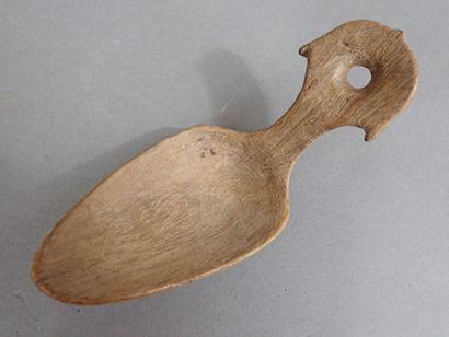 [Art populaire] Cuillère en bois sculpté,...