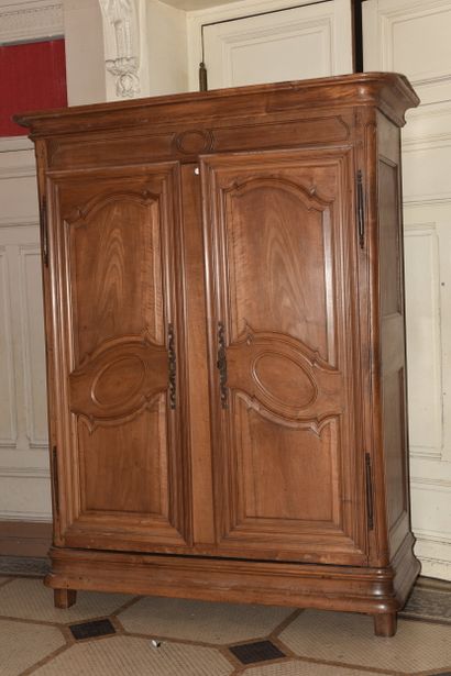 Armoire en noyer mouluré ouvrant à deux vantaux...