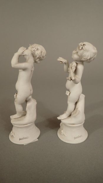 CAPODIMONTE, Paire de putti en biscuit jouant...