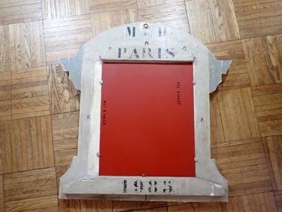 Miroir dans un cadre en forme de fenêtre...