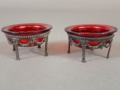 Lot de deux petits salerons de table en verre...