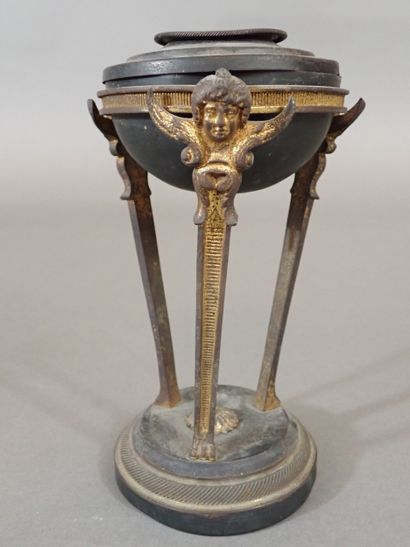 Petite cassolette en athénienne en bronze...