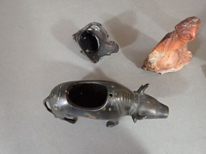 CHINE ?, Lot de trois statuettes comprenant...