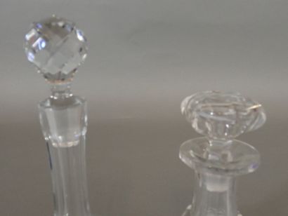 BACCARAT, Carafe en cristal taillé. Avec...