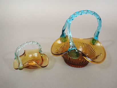 PORTIEUX, attribué à. Ensemble en verre teinté...