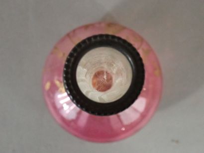 Vase en verre soliflore à décor gravé et...