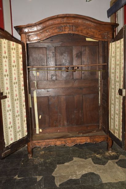 Belle armoire en noyer mouluré et sculpté...