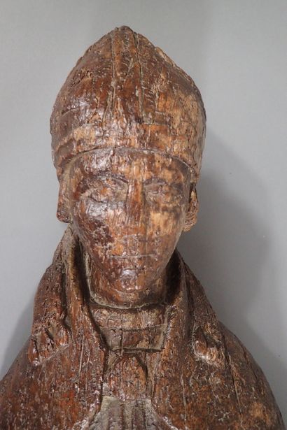 Statue d'un saint évêque en chêne sculpté....
