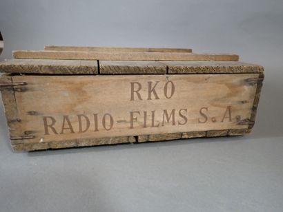 Caisse en bois RKO Radio-Films SA. Dim totales...