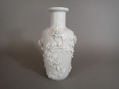 ECOUTE-S'IL-PLEUT, attribué à. Vase en porcelaine...
