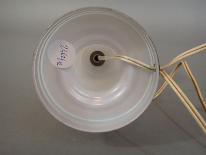 Lampe à poser en verre opalin à décor d'abeilles...