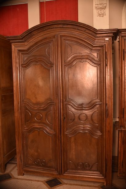 Armoire parisienne en noyer mouluré et sculpté,...