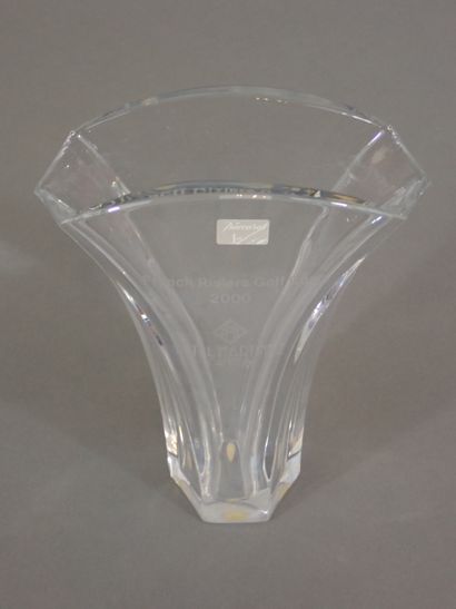BACCARAT. Vase en cristal en forme d'éventail,...
