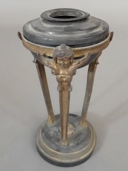 Petite cassolette en athénienne en bronze...