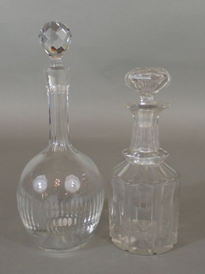 BACCARAT, Carafe en cristal taillé. Avec...