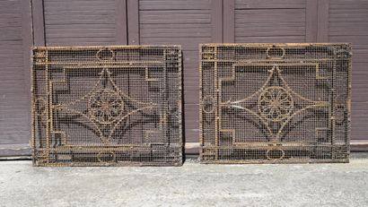 Paire de grilles en fer forgé patiné doré...