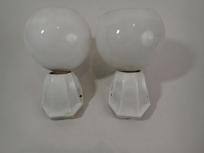 Paire d'appliques, les globes en opaline...