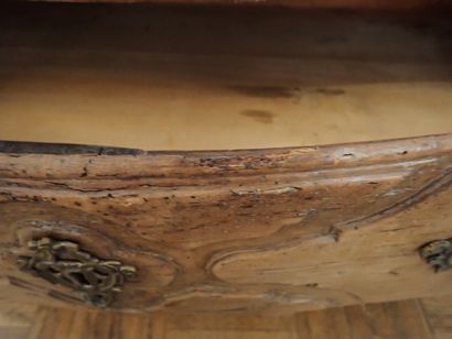 Commode galbée en noyer dite 