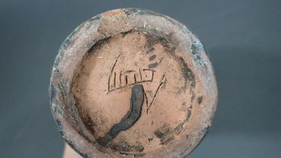 Ensemble de trois céramiques : 
- Un bougeoir...